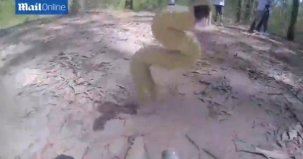 Η τρομακτική στιγμή που ένα θανατηφόρο φίδι επιτίθεται on κάμερα (βίντεο)