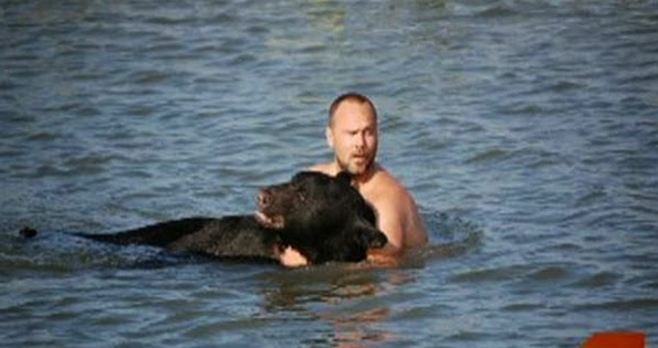 Αρνήθηκε να αφήσει αυτή την αρκούδα να πνιγεί και αποφάσισε να κάνει κάτι γενναίο… (εικόνες)