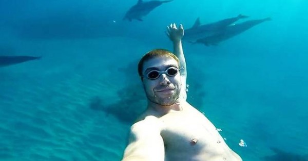 Η μοναδική εμπειρία του να κολυμπάς ανάμεσα σε δεκάδες δελφίνια (βίντεο)