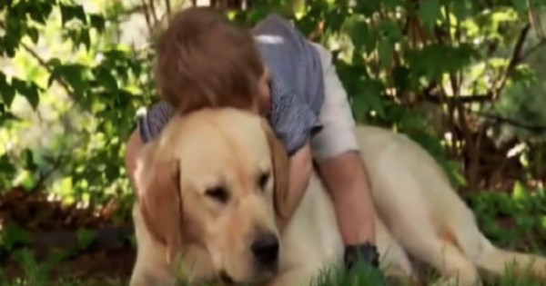 Ανέβηκε στην πλάτη του σκύλου του και τον αγκάλιασε. Αυτό που συμβαίνει στη συνέχεια θα σας συγκινήσει!
