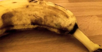 Μια αράχνη μέσα σε μια μπανάνα (Βίντεο)