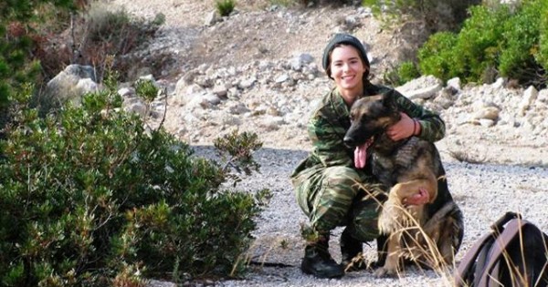 Ο γηραιότερος σκύλος του Ελληνικού Στρατού Ξηράς πήρε… σύνταξη (Εικόνες)
