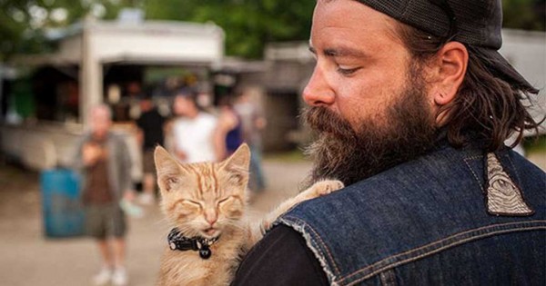 Ένας μοτοσικλετιστής βρήκε στο δρόμο του ένα γατάκι με εγκαύματα και το πήρε μαζί του στο ταξίδι του. (Φωτογραφίες)