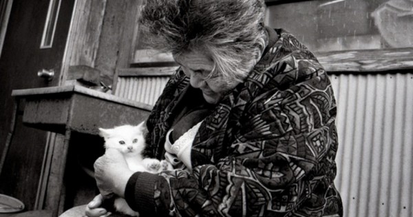 Αχώριστοι ως το τέλος: η καθημερινή λατρεία μιας 90χρονης γιαπωνέζας αγρότισσας με την υπασπίστρια γάτα της (Εικόνες)