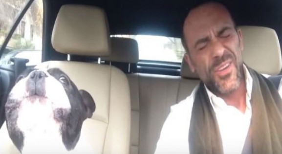 Ξεκαρδιστικό βίντεο: O σκύλος συμμετέχει ως δεύτερη φωνή και τραγουδά μαζί με τον ιδιοκτήτη του! (Βίντεο)