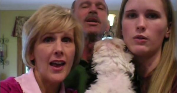 Όταν η οικογένεια άρχισε να τραγουδά, αυτό το κουτάβι ήξερε πολύ καλά τι να κάνει (Βίντεο)