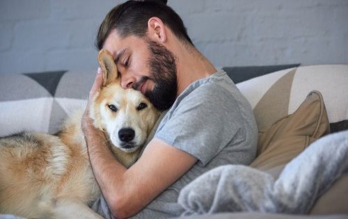 5 τρόποι να πείτε στον σκύλο σας «Σ’αγαπώ» στη γλώσσα του
