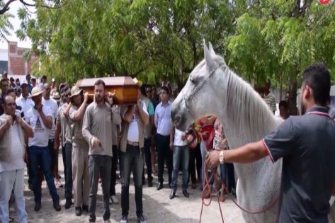 Απίστευτο! Άλογο κλαίει στην κηδεία του ιδιοκτήτη του (βίντεο)