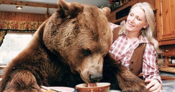 Η παράξενη οικογένεια που μεγάλωσε μια αρκούδα σαν παιδί της