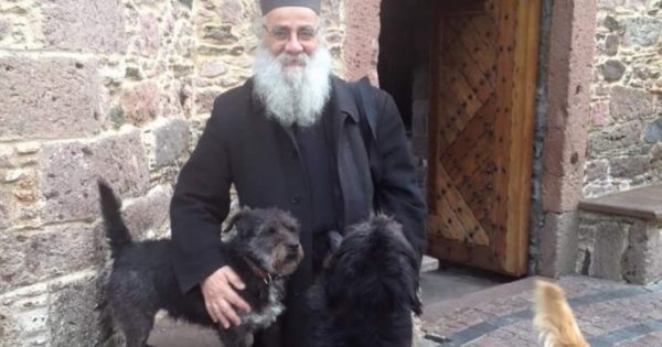 Η Ιερά Αρχιεπισκοπή Κρήτης ζητά από τους ιερείς να φροντίζουν τα ζώα και να ευαισθητοποιήσουν τους πιστούς