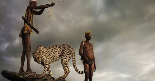 Οι κυνηγοί της αρχαιότερης φυλής του κόσμου κυνηγούν παρέα με ένα άγριο τσιτάχ [εικόνες]