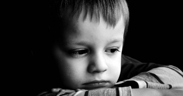 Η δύσκολη στιγμή της απώλειας… Τι πρέπει να πούμε στο παιδί μας αν πεθάνει το κατοικίδιο