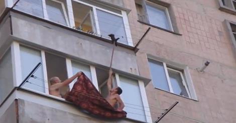 Πολλά μπράβο! Έσωσαν γατάκι που κρεμόταν από ένα σύρμα σε μπαλκόνι πολυκατοικίας ύψους πολλών μέτρων (Βίντεο)