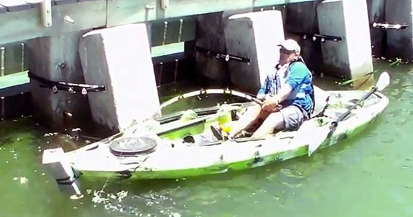 Αυτός ο άντρας νόμιζε ότι είχε πιάσει ένα απλό ψάρι. Αυτό που έπιασε όμως ήταν κάτι πολύ σπάνιο! (Βίντεο)