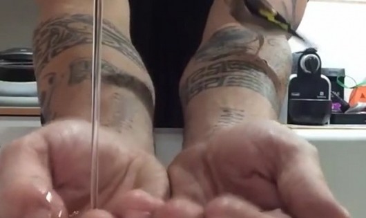 Δείτε τι έκανε η καρδερίνα του μόλις γέμισε τα χέρια του με νερό (βίντεο)