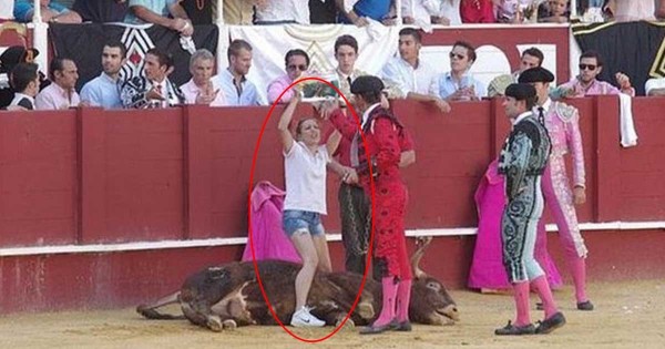 Ακτιβίστρια εισέβαλε σε αρένα ταυρομαχίας, για να σταθεί δίπλα στον ταύρο που πέθαινε! (Βίντεο)