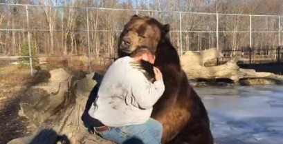 Η συγκινητική φιλία μεταξύ μιας αρκούδας και ενός ανθρώπου (Βίντεο)