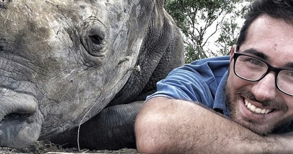 Ο ευγνώμων ρινόκερος έγινε φίλος με τον άνθρωπο που τον έσωσε (Εικόνες)