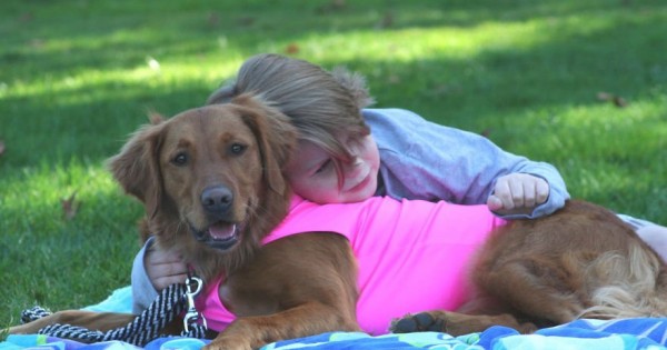 Σκύλος «θεραπευτής» βοηθάει ανθρώπους με ειδικές ανάγκες να πραγματοποιήσουν τα όνειρα τους. (Εικόνες)