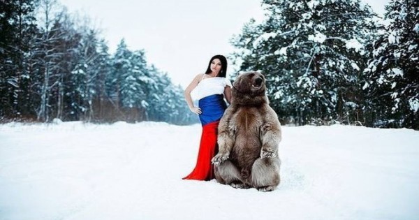 Το μοντέλο και η αρκούδα αλά η «Πεντάμορφη και το Τέρας» [φωτό]