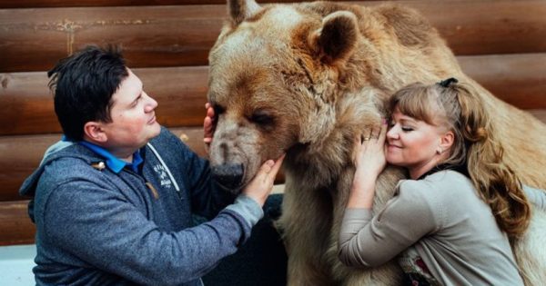 Αυτό το ζευγάρι στη Ρωσία έχει ένα κατοικίδιο πολύ διαφορετικό από τα συνηθισμένα