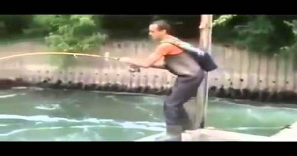 Δεν πίστευε στα μάτια του! Έπιασε ψάρι «τέρας» σε νερά … αποχέτευσης! (βίντεο)