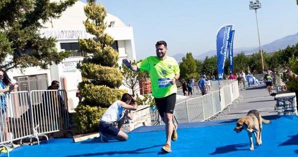 Αδέσποτος σκύλος έτρεξε στον 2ο Ημιμαραθώνιο Κρήτης και ανέβηκε στο βάθρο των νικητών