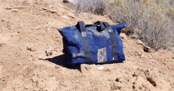 Άντρας βλέπει μια εγκαταλελειμμένη τσάντα στην μέση της ερήμου. Αυτό που βρήκε μέσα της ξεπερνά τα όρια της φαντασίας!