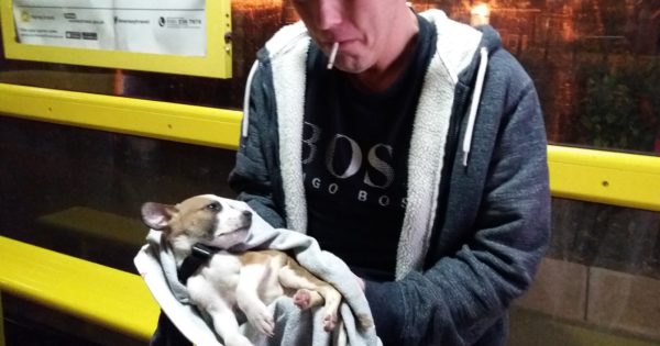 Άντρας κλαίει για το νεκρό κουτάβι του που οι κτηνίατροι αρνήθηκαν να θεραπεύσουν επειδή δεν είχε αρκετά χρήματα να τους πληρώσει